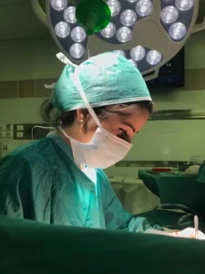 ד"ר לורן להב מבצעת ניתוי כירורגי בחדר היתוח