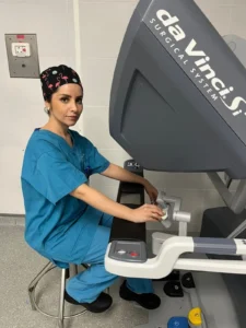 ד"ר לורן להב מנתחת על קונסולת רובוטית בגישת זעיר פולשנית של חברת דה וינצ'י