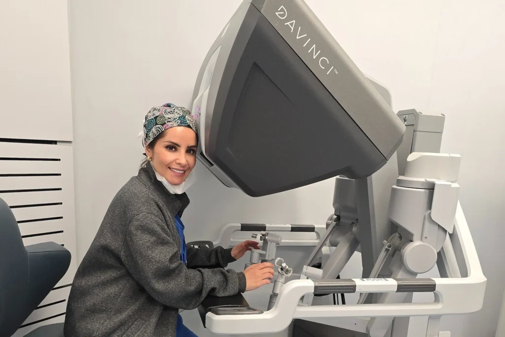 ד"ר לורן להב בעמדת השליטה של הרובוט הכירורגי המאפשר התאוששות מהירה וקלה.