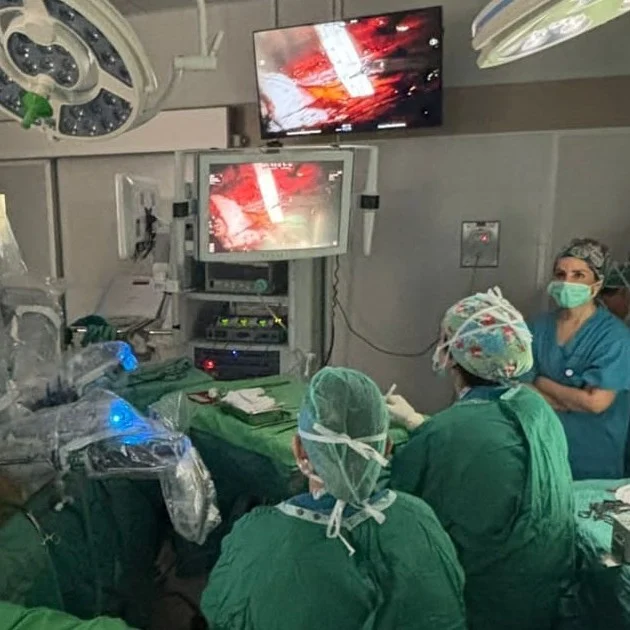 ניתוח לתיקון בקע מורכב בדופן הבטן בגישה רובוטית.
שיתוף פעולה מבורך עם פרופ דויד חזן המקצוען ובעל ניסיון עשיר בתחום שהגיע להתארח בחדר הניתוח בבית החולים מאיר. יחד עם צוות דופן הבטן של המערך הכירורגי וד"ר לורן להב בוצע ניתוח לתיקון הבקע באמצעות רובוט הדה וינצי. ניתוח זה הוא חלק מסדרת ניתוחים לתיקון בקעים לומבאריים מורכבים שאנו מבצעים בהנחייתו של פרופ חזן עם תוצאות מצוינות.